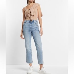 High Waisted Light Wash
Side Button Straight Ankle
Jeans